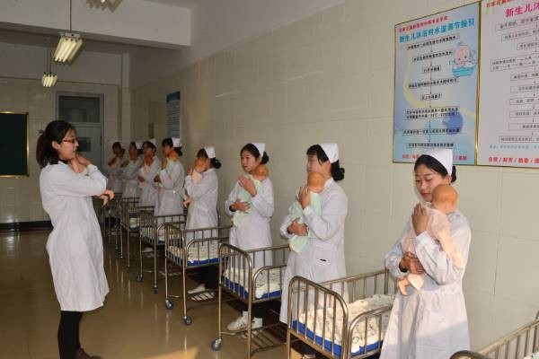 石家庄冀联医学院的护理专业之一婴儿护理