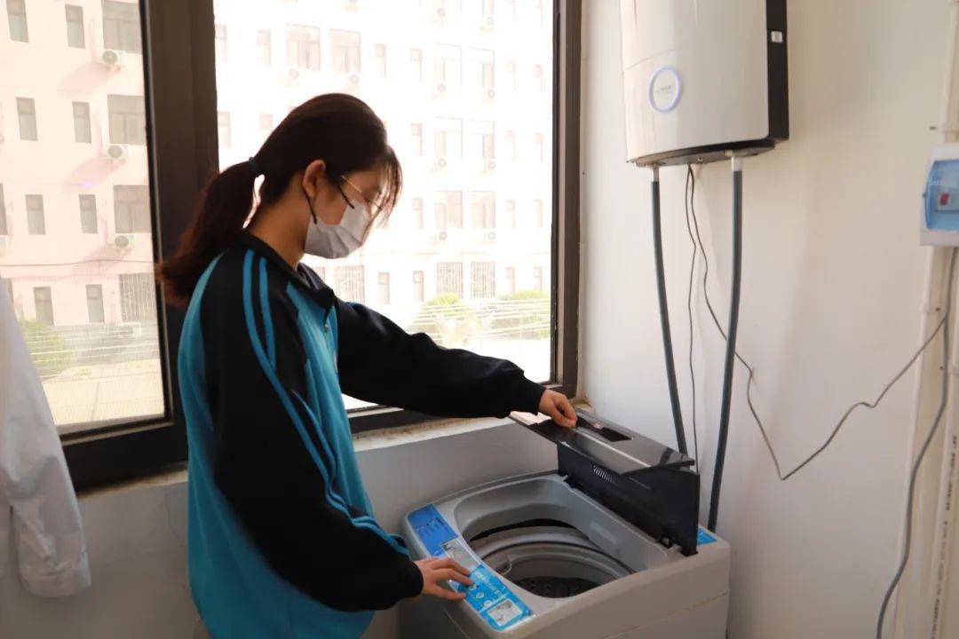 石家庄冀联医学中等专业学校宿舍楼每个楼层的公共水房内都设有洗衣机