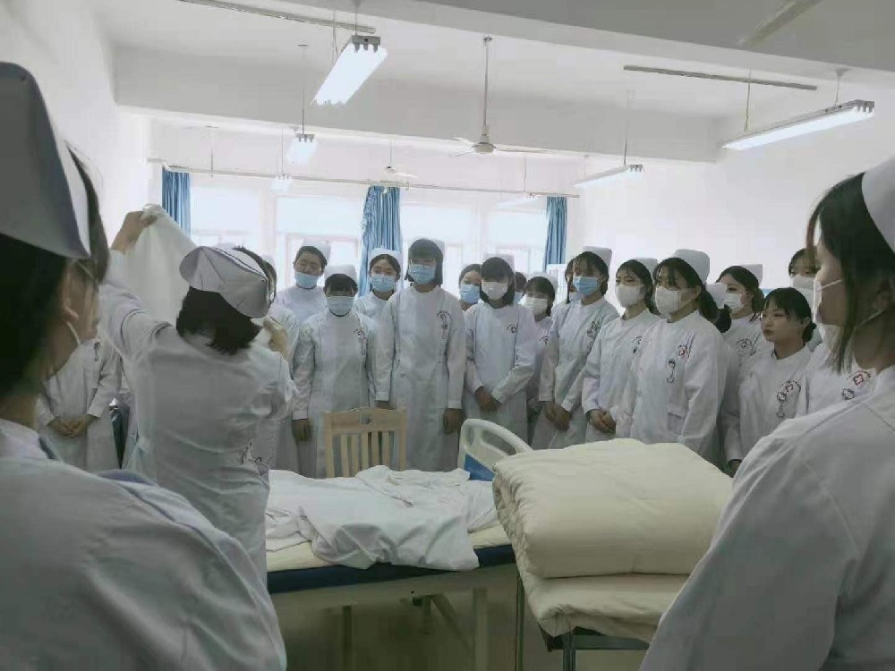 石家庄冀联医学中等专业学校护理实训课开始了